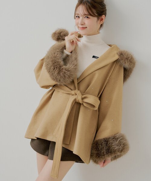 Chico（チコ） ポンチョ ビジュー付きファー襟ケープコート レディース