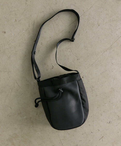 ear ブラック ショルダーバッグ ear PAPILLONNER ショルダーバッグ バッグ 「撥水/500mlペット