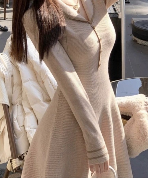 Mejoul ワンピース 「2025秋冬新作」襟付きVネックフレアリブニット