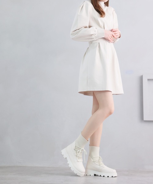【新品未使用】Lovilyn 厚底レースアップニットブーツ ホワイト L Lovilyn（ラヴィリン）の「厚底レースアップニットロングブーツ