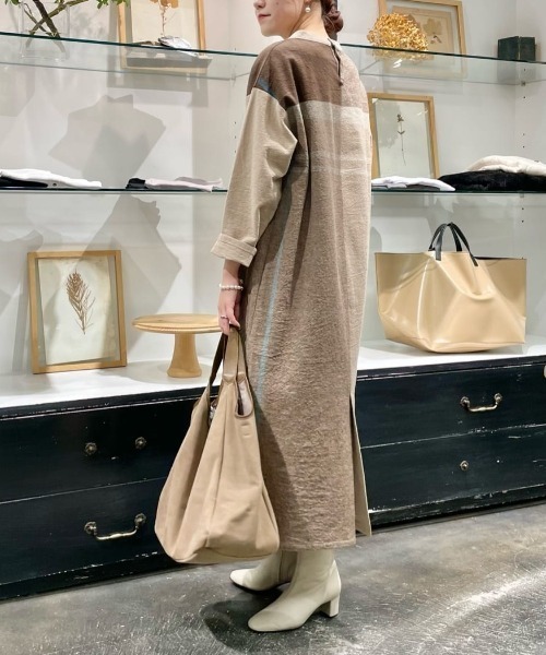 「BEARDSLEY」 長袖ワンピース 1 ベージュ レディースの画像