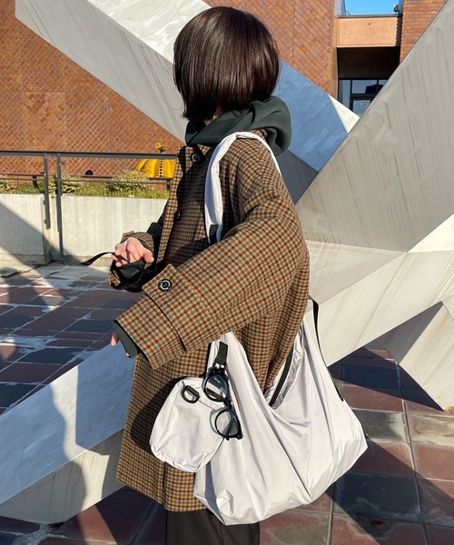 未使用タグ付き✨ オフホワイト ショルダーバッグ レザー ユニセックスブラック系 UNDERSTATEMENTs ショルダーバッグ 「ユニセックス」ミニポーチ付き