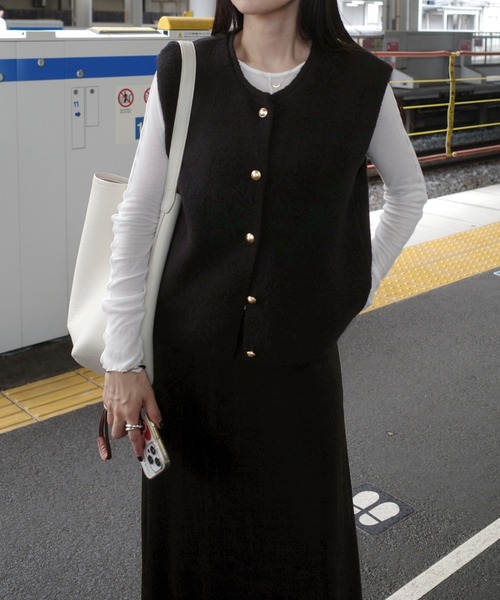 CELINE 今季ニットベスト　金ボタン　ジレ　ジヒョ着 CELINE - CELINE 今季ニットベスト 金ボタン ジレ ジヒョ着の通販 by