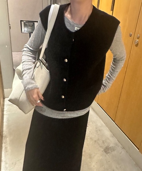 CELINE 今季ニットベスト　金ボタン　ジレ　ジヒョ着 CELINE - CELINE 今季ニットベスト 金ボタン ジレ ジヒョ着の通販 by