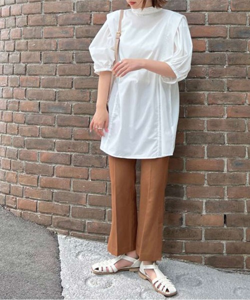 ショルダータックボリュームブラウス　ベージュ Isn't She？（イズントシー） ブラウス シャツ ショルダータック