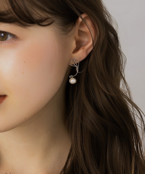 LA MUe ピアス 「LA MUE」アシンメトリー ノットワイヤーピアス