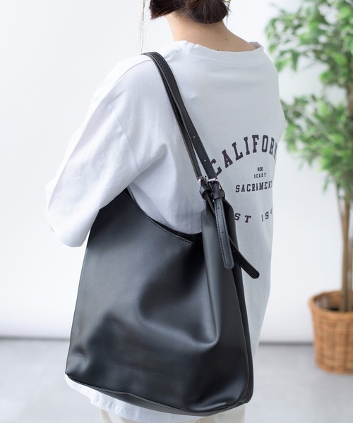 DEINET STUD POCKET ブラック レザー ショルダーバッグ DEINET STUD POCKET レザー ショルダーバッグ 黒