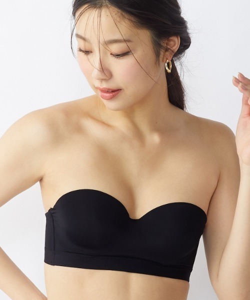 ブラジャー 「オフショルに合うズレにくくてストレスフリー！」ストラップレスハーフカップブラ(ストラップ取り外し可) シグネチャースムース「E，Fカッ | AMOSTYLE