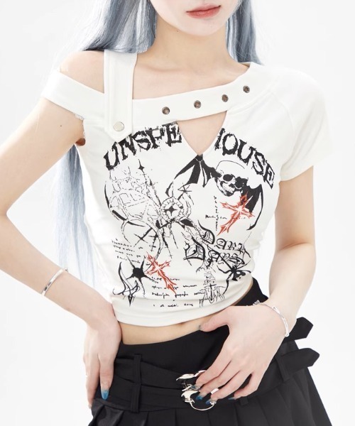 tシャツ A'GEM/9 × .kom 「.KOM/ドットケーオーエム」 ショルダーストラッププリントTEE レディース