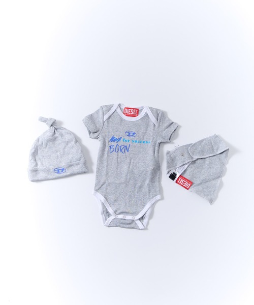 DIESEL ベビー服セット（ロンパース・帽子・スタイ）　ギフト SHIFFON｜DIESEL ディーゼル Baby ワンポイントブランドロゴロンパース