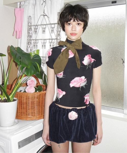 musubore プリーツプリントトップス musubore（ムスボレ） tシャツ pleated print tops ”scattered rose