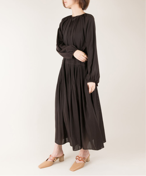 【新品・未使用品】RANDA ソフト 甲ベルトアクリルパーツミュールパンプス 新品・未使用品】RANDA ソフト 甲ベルトアクリルパーツミュール