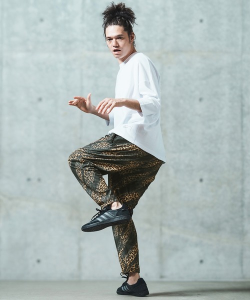 【GLIMCLAP】サルエルイージーパンツ/モノトーン総柄 30%OFF【GLIMCLAP(グリムクラップ)】 Leopard pattern easy pants