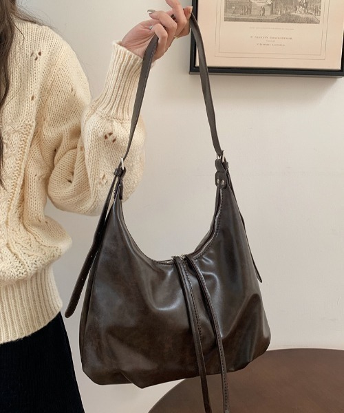 ショルダーバッグ バッグ フェイクレザーラウンドショルダーバッグ/A4