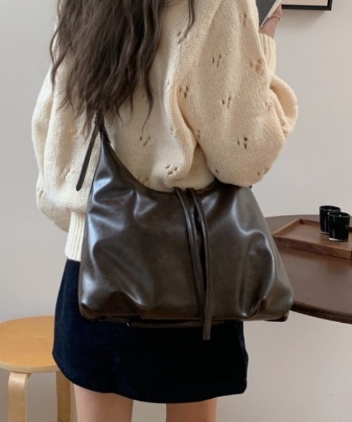 ショルダーバッグ バッグ フェイクレザーラウンドショルダーバッグ/A4