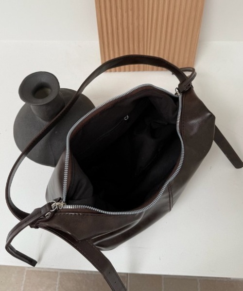 ショルダーバッグ バッグ フェイクレザーラウンドショルダーバッグ/A4