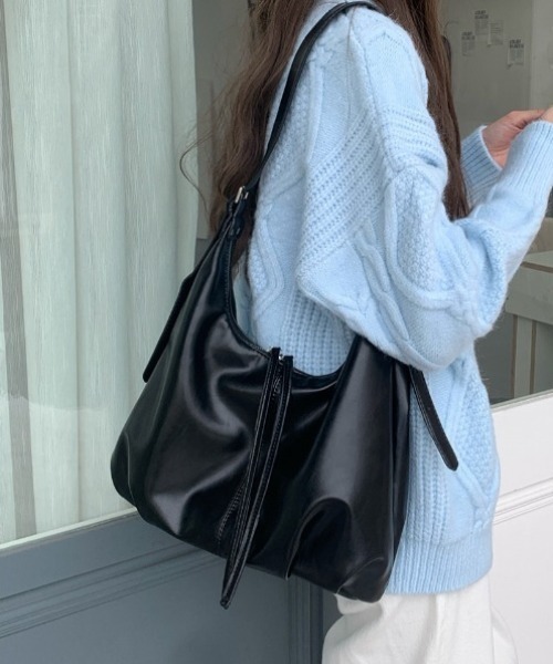 ショルダーバッグ バッグ フェイクレザーラウンドショルダーバッグ/A4