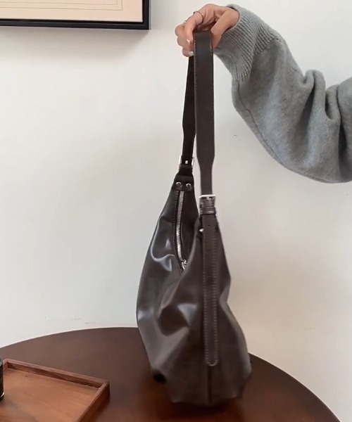 ショルダーバッグ バッグ フェイクレザーラウンドショルダーバッグ/A4