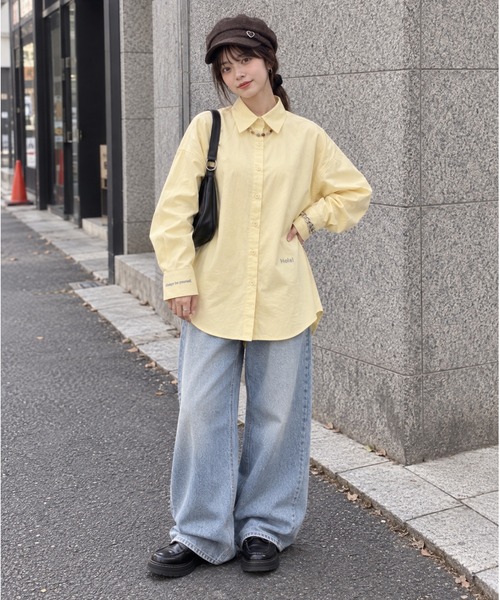 ブラウス シャツ 袖と裾の刺繍がコーデのアクセントになる。 配色ロゴ