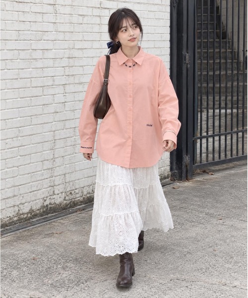 ブラウス シャツ 袖と裾の刺繍がコーデのアクセントになる。 配色ロゴ