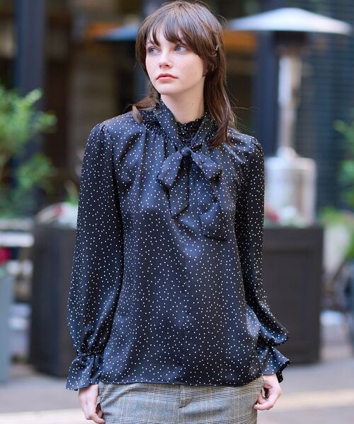 美品 ドレステリア ランダムドットサテンブラウス 洗える ボウタイ とろみ 38 美品 ドレステリア ランダムドットサテンブラウス 洗える ボウタイ