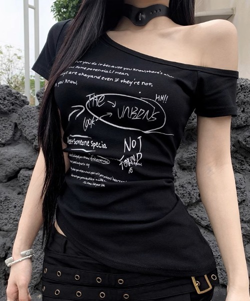 tシャツ A'GEM/9 × .kom 「.KOM/ドットケーオーエム」 オフショルダーアシンメトリーTEE レディース
