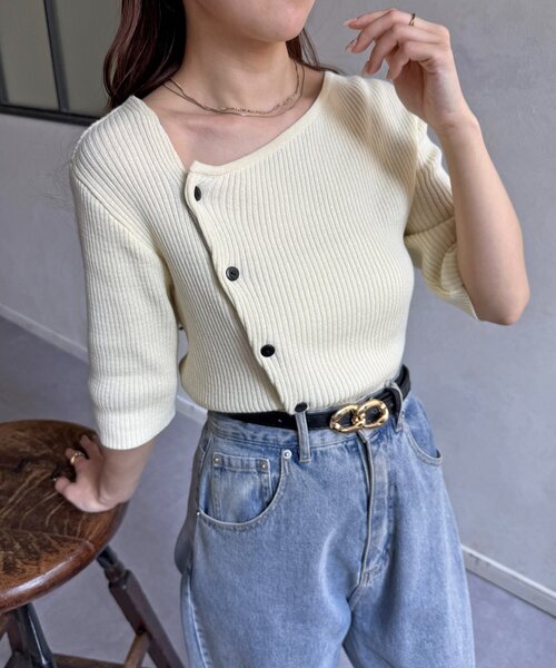 Thevon ニット セーター アシメネックボタンデザイン5分袖ニット