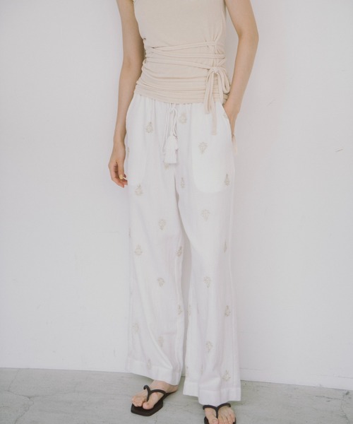 THEATRE PRODUCTS パンツ エンブロイダリーパンツ レディース  