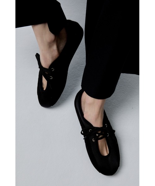 【新品未使用】un/neuラバーソールフラットシューズ un/neu（アンノイ）の「ラバーソールクロスフラットシューズ