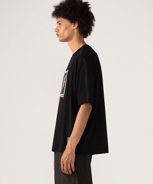 し*ち様 CABaN Tシャツ 黒 フラワープリント し*ち様 CABaN Tシャツ 黒 フラワープリント フラワーフォトT