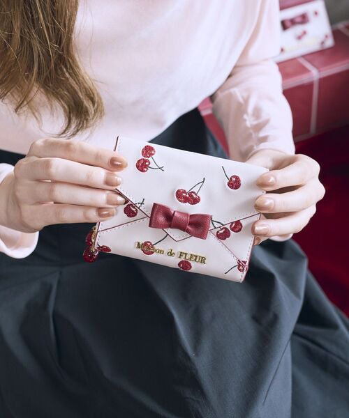 Maison de FLEUR（メゾンドフルール） 財布 チェリー刺繍レター型