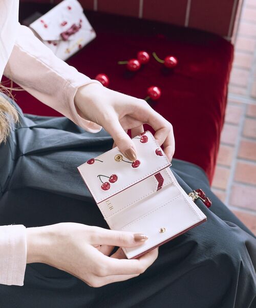 Maison de FLEUR（メゾンドフルール） 財布 チェリー刺繍プチ