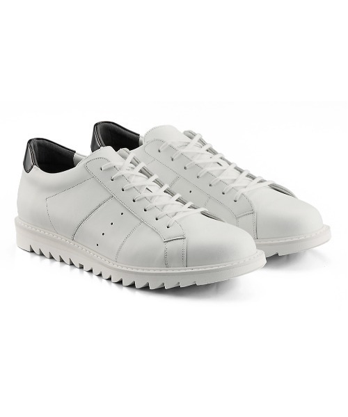 さちこ極美品THE ONITSUKA スニーカーCOURT-T シャークソ 美品 THE ONITSUKA COURT-T 厚底スニーカー オニツカタイガー