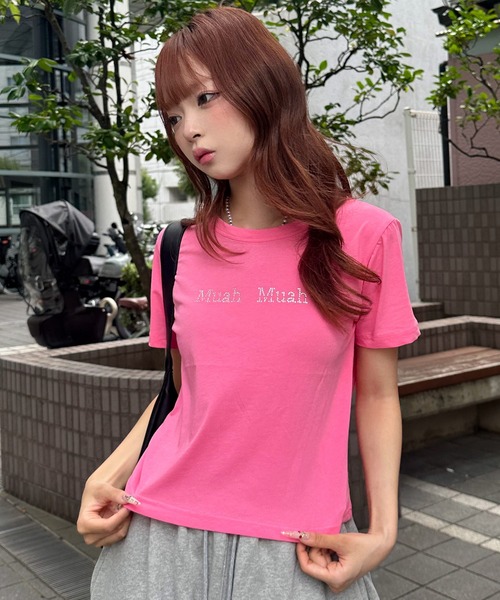 tシャツ A'GEM/9 × .kom 「muah muah/ムーアムーア」HOT FIX LOGO HALF T-SHIRT/ホットフィックスロゴ