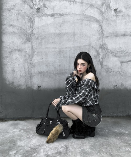 VEILA tシャツ レザーミックスチェックオフショルダートップス