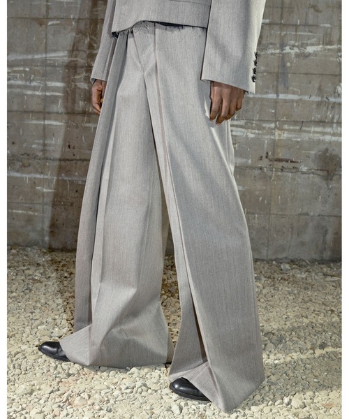 スラックス WOOL GABARDINE TUCKED WIDE TROUSERS メンズの画像
