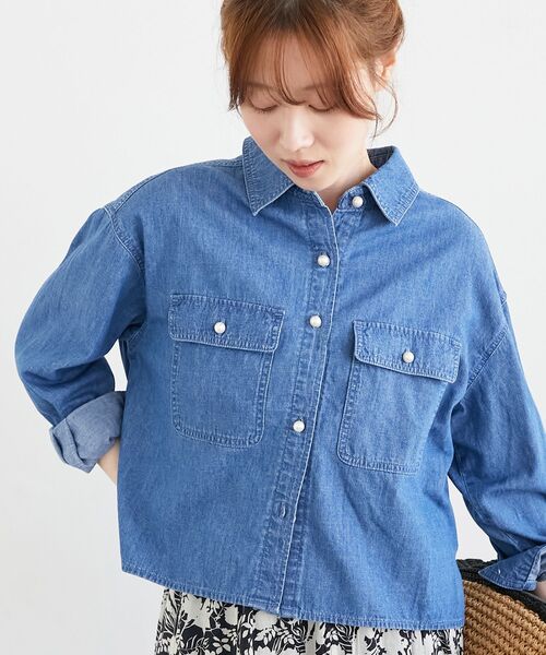ブラウス シャツ 「軽い素材/夏場にも対応」パールボタンコンパクトデニムシャツ レディース