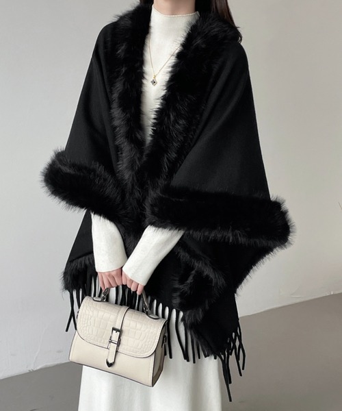 ゴルチェのブラック フリンジ付きポンチョ ABITOKYO（アビトーキョー） ポンチョ フリンジファードッキング