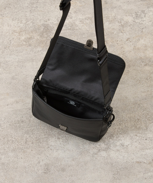 【美品】 waku ワク 本革 レザー ショルダーバッグ ブラック 黒 waku（ワク） ショルダーバッグ ワク / 「KURO」Series レザーフラップ
