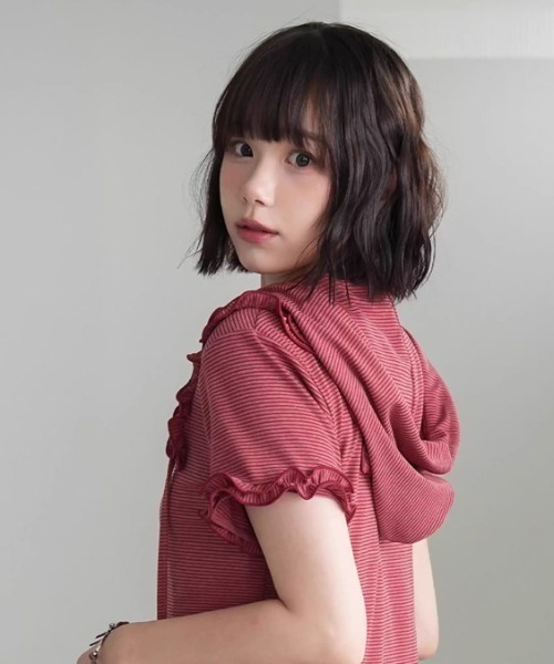 A'GEM/9 × .kom 「.KOM/ドットケーオーエム」 フリル付き半袖ジップアップパーカー レディース A'GEM/9 × .kom 『.KOM/ドットケーオーエム』 フリル付き半袖