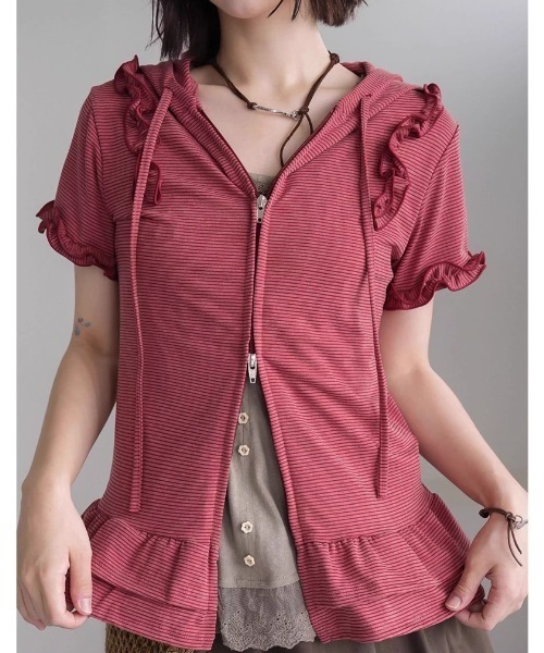 A'GEM/9 × .kom 「.KOM/ドットケーオーエム」 フリル付き半袖ジップアップパーカー レディース A'GEM/9 × .kom 『.KOM/ドットケーオーエム』 フリル付き半袖