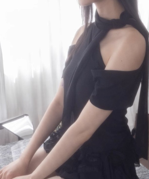 A'GEM/9 × .kom 「.KOM/ドットケーオーエム」 カットアウトショルダー×スカーフデザイントップス レディース A'GEM/9 × .kom 『.KOM/ドットケーオーエム』 カットアウト