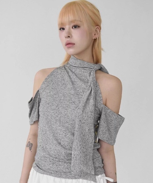 A'GEM/9 × .kom 「.KOM/ドットケーオーエム」 カットアウトショルダー×スカーフデザイントップス レディース A'GEM/9 × .kom 『.KOM/ドットケーオーエム』 カットアウト