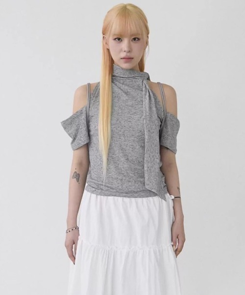 A'GEM/9 × .kom 「.KOM/ドットケーオーエム」 カットアウトショルダー×スカーフデザイントップス レディース A'GEM/9 × .kom 『.KOM/ドットケーオーエム』 カットアウト