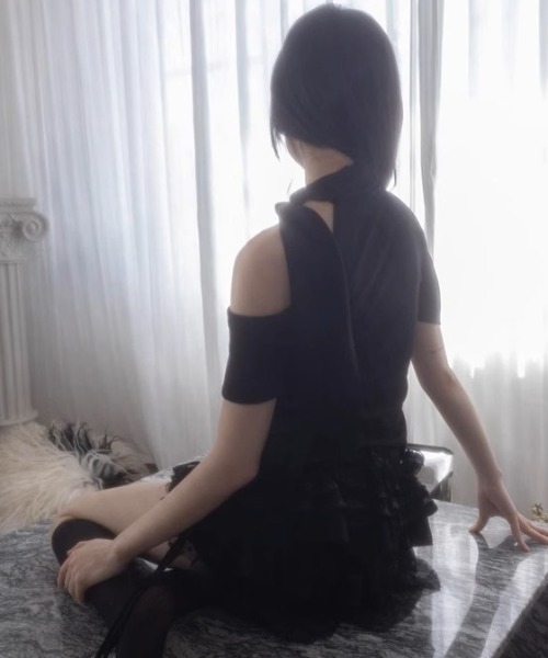 A'GEM/9 × .kom 「.KOM/ドットケーオーエム」 カットアウトショルダー×スカーフデザイントップス レディース A'GEM/9 × .kom 『.KOM/ドットケーオーエム』 カットアウト