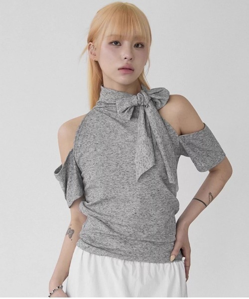 A'GEM/9 × .kom 「.KOM/ドットケーオーエム」 カットアウトショルダー×スカーフデザイントップス レディース A'GEM/9 × .kom 『.KOM/ドットケーオーエム』 カットアウト