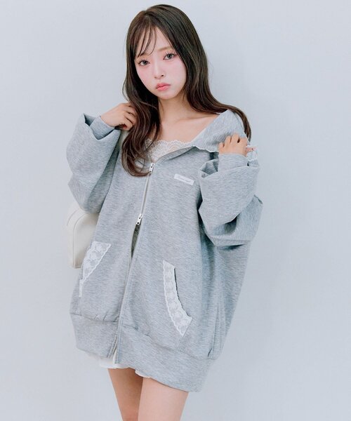 Smyeon レース付きコンパクトジップフーディー　ホワイト　パーカー Smyeon（スミョン）の「Compact lace zip hoodie / レース付き