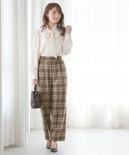 美品 ロエフ 2,5万円 ホワイトのセンタープレスパンツ LOEFF Z158 Pierrot スラックス パンツ スタイルアップセンタープレスパンツ