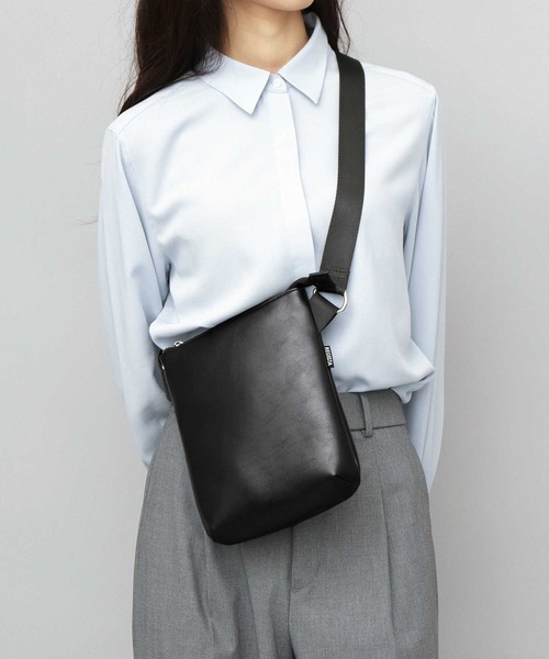 REGiSTA（レジスタ） ショルダーバッグ スプリットレザー（牛床革） 縦