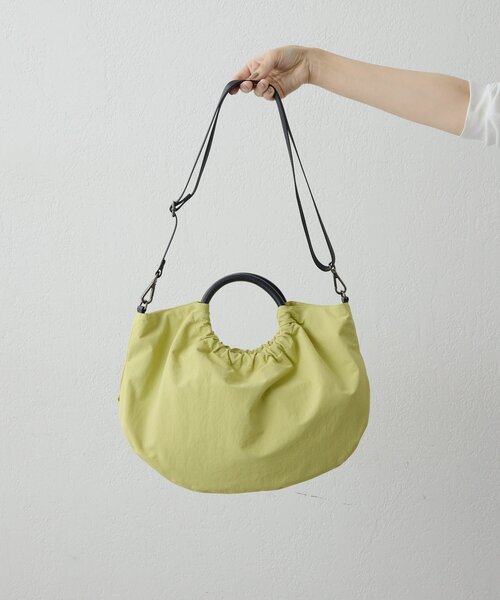 極美品 イア パピヨネ ショルダーバッグ 撥水 軽量 2WAYからし色 ear PAPILLONNER（イア パピヨネ） ショルダーバッグ バッグ 「撥水